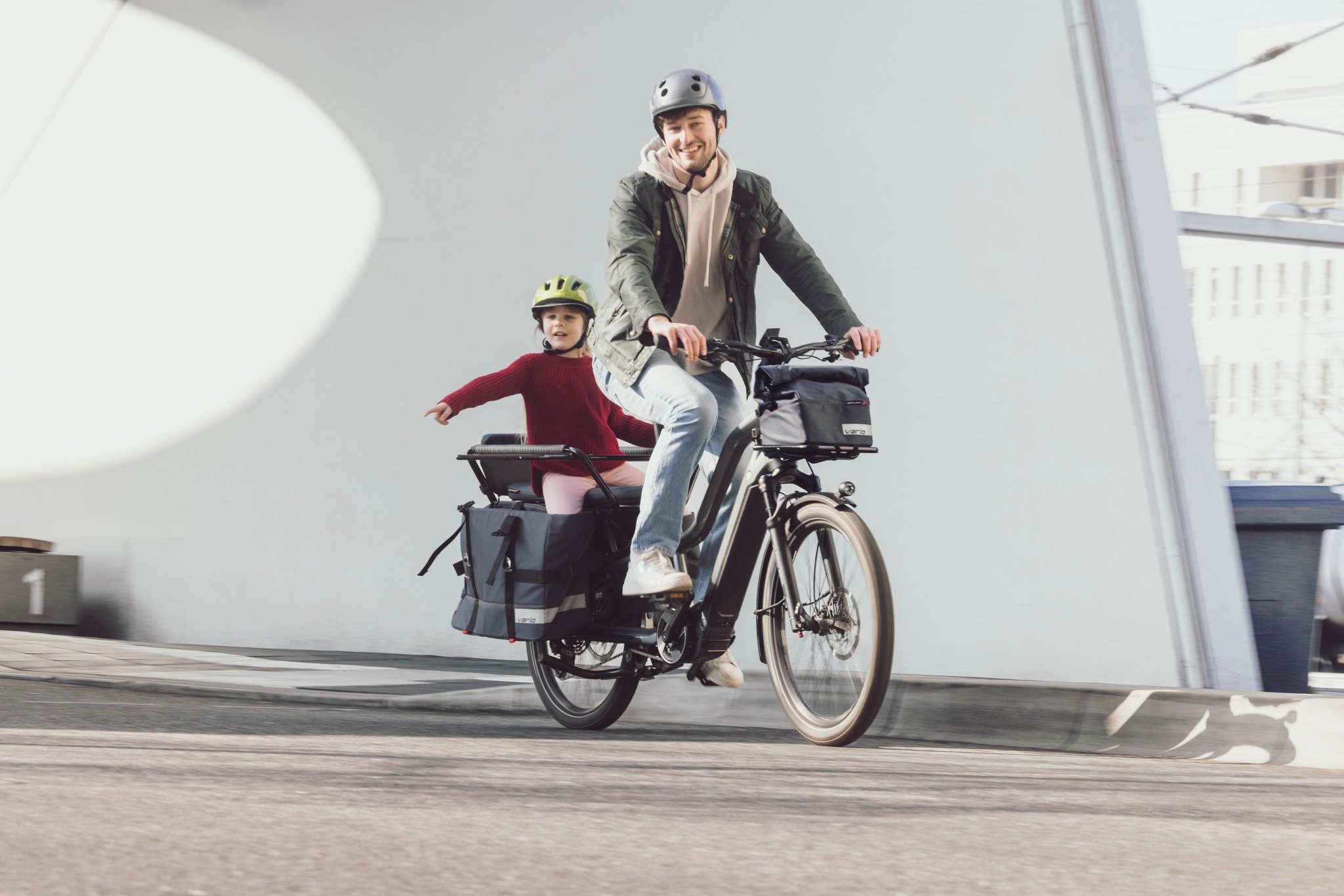 Foto Centurion Vario in de stad met kind in kinderzitje achterop